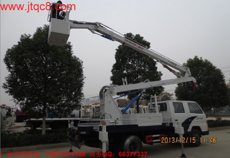 江玲14米登高車(國(guó)四)用江鈴底盤加裝上裝部分而成;液壓式三節(jié)折疊臂,最大作業(yè)高度14米,作業(yè)輻度5.7米; 采用國(guó)產(chǎn)、進(jìn)口換向閥及液壓油缸,換向平穩(wěn),操作靈活方便;隨車安裝四個(gè)液壓支腿,以保證整車在操作時(shí)的穩(wěn)定性與安全性;支腿與工作臂互鎖,安全可靠,防止誤操作過位.